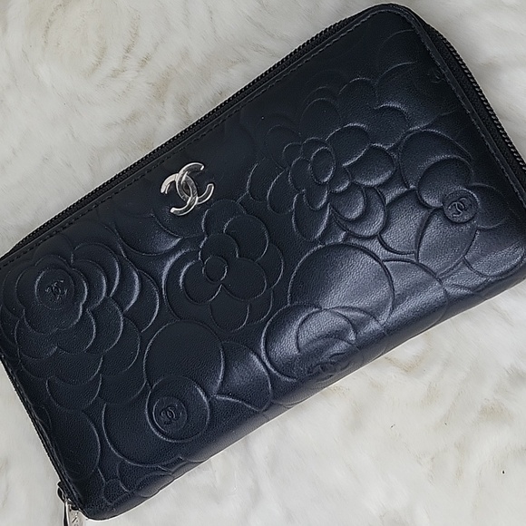Chanel Black Floral Embossed Wallet - Picture 3 of 13